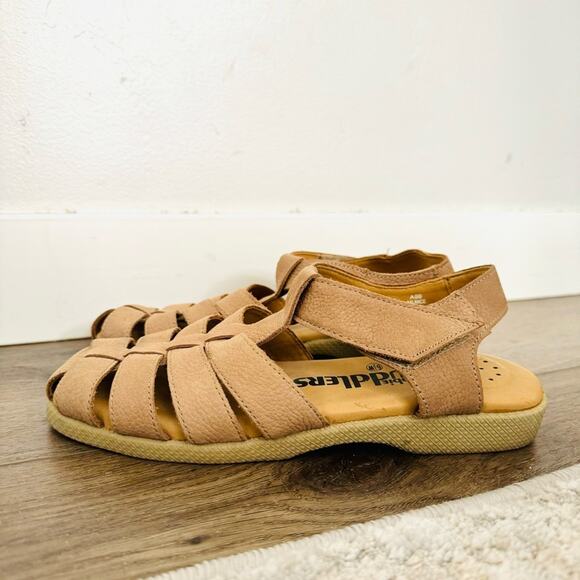 Cobbie Cuddlers Leather tan sandals Strappy woman’s 6.5 - Picture 1 of 10